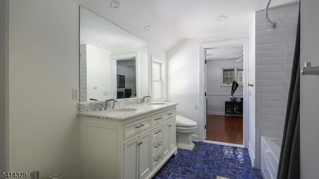 4 Meadow Ln, Roseland Boro, NJ 07068