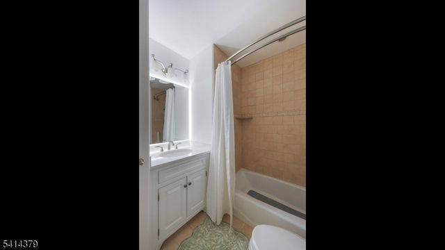 4 Meadow Ln, Roseland Boro, NJ 07068