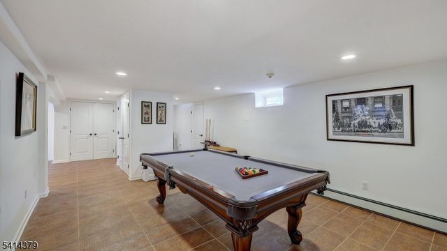 4 Meadow Ln, Roseland Boro, NJ 07068