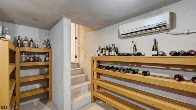 4 Meadow Ln, Roseland Boro, NJ 07068