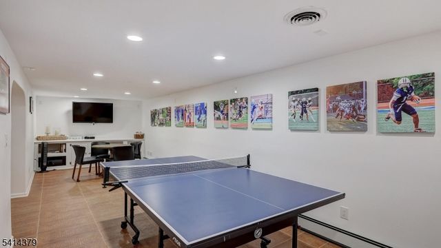 4 Meadow Ln, Roseland Boro, NJ 07068