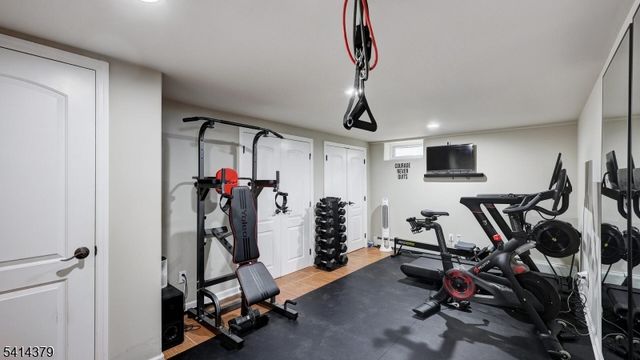 4 Meadow Ln, Roseland Boro, NJ 07068