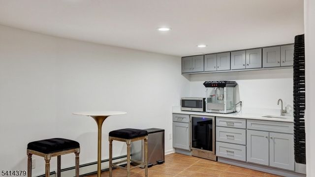 4 Meadow Ln, Roseland Boro, NJ 07068