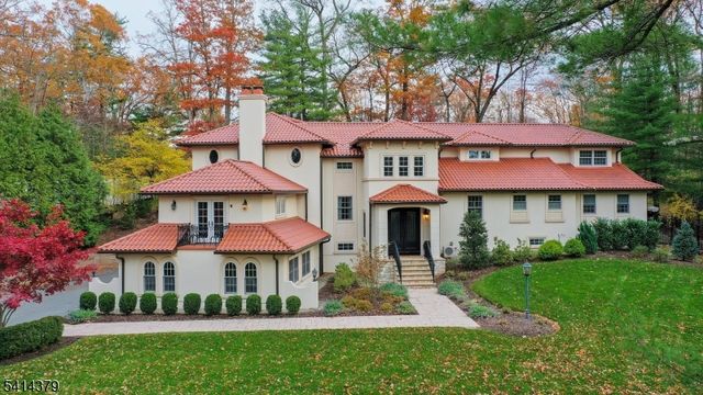 4 Meadow Ln, Roseland Boro, NJ 07068