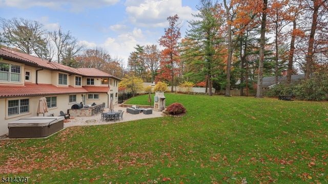 4 Meadow Ln, Roseland Boro, NJ 07068