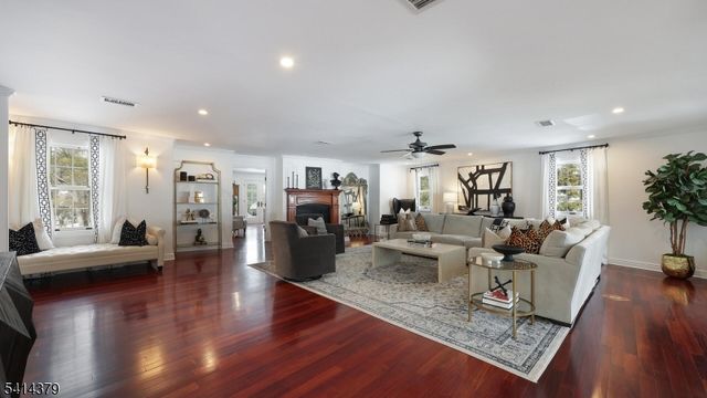 4 Meadow Ln, Roseland Boro, NJ 07068