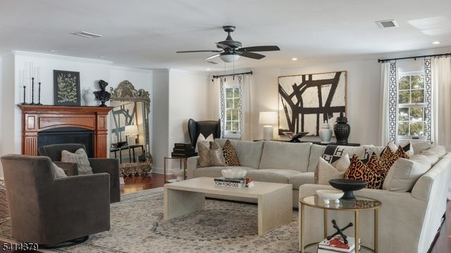 4 Meadow Ln, Roseland Boro, NJ 07068