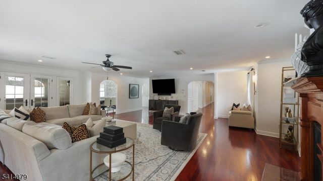 4 Meadow Ln, Roseland Boro, NJ 07068