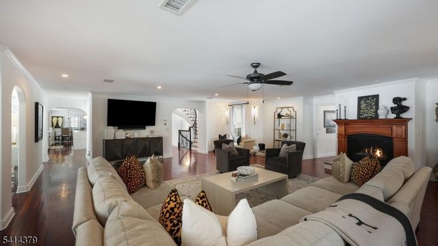 4 Meadow Ln, Roseland Boro, NJ 07068