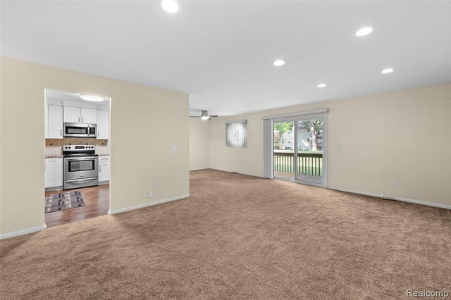 4911 Oak Hill Drive 3, Waterford, MI 48329