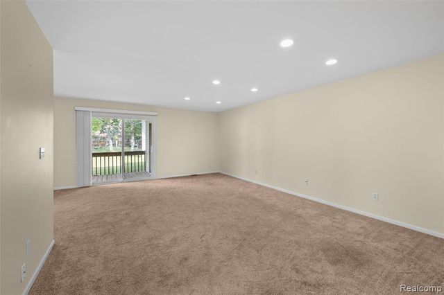 4911 Oak Hill Drive 3, Waterford, MI 48329