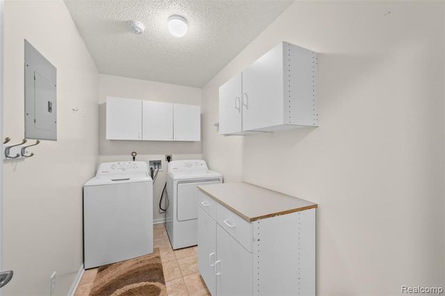 4911 Oak Hill Drive 3, Waterford, MI 48329