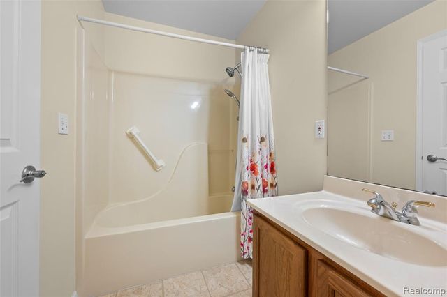 4911 Oak Hill Drive 3, Waterford, MI 48329