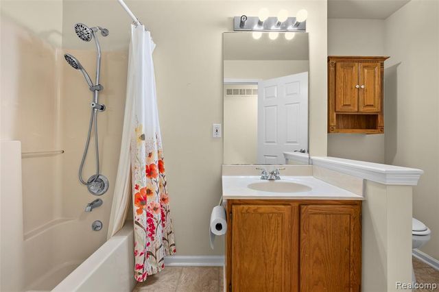 4911 Oak Hill Drive 3, Waterford, MI 48329
