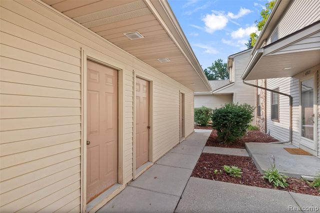4911 Oak Hill Drive 3, Waterford, MI 48329
