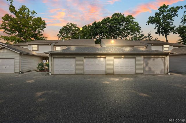 4911 Oak Hill Drive 3, Waterford, MI 48329