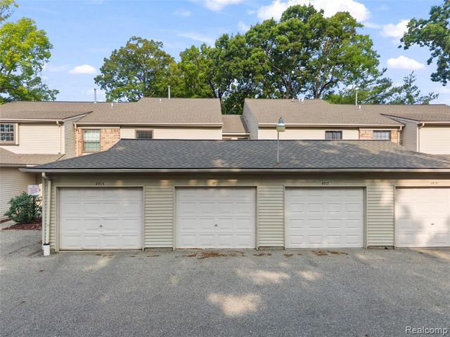 4911 Oak Hill Drive 3, Waterford, MI 48329