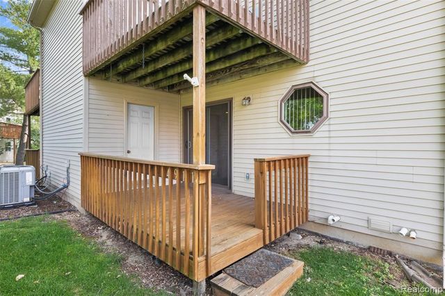 4911 Oak Hill Drive 3, Waterford, MI 48329