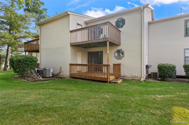 4911 Oak Hill Drive 3, Waterford, MI 48329