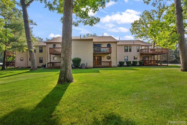4911 Oak Hill Drive 3, Waterford, MI 48329