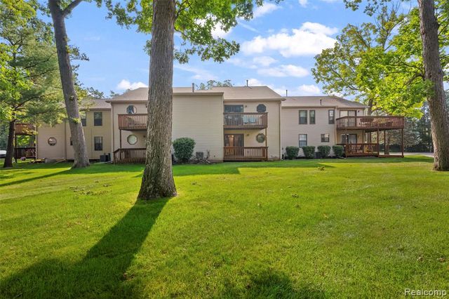 4911 Oak Hill Drive 3, Waterford, MI 48329