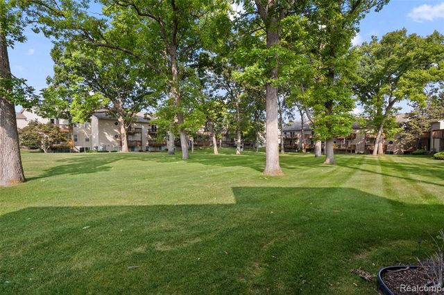 4911 Oak Hill Drive 3, Waterford, MI 48329