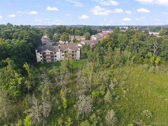 4911 Oak Hill Drive 3, Waterford, MI 48329