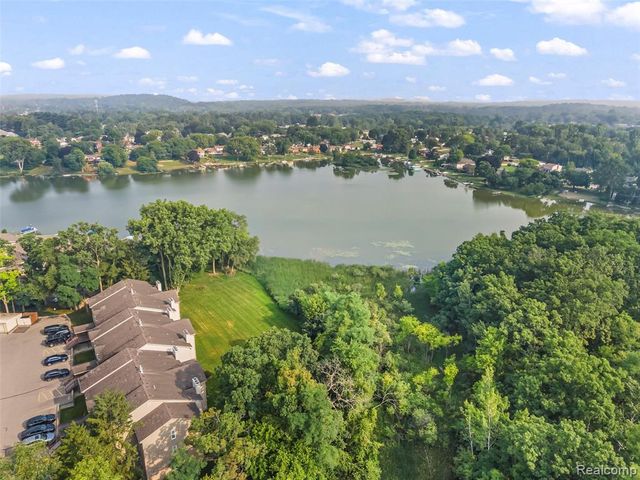 4911 Oak Hill Drive 3, Waterford, MI 48329