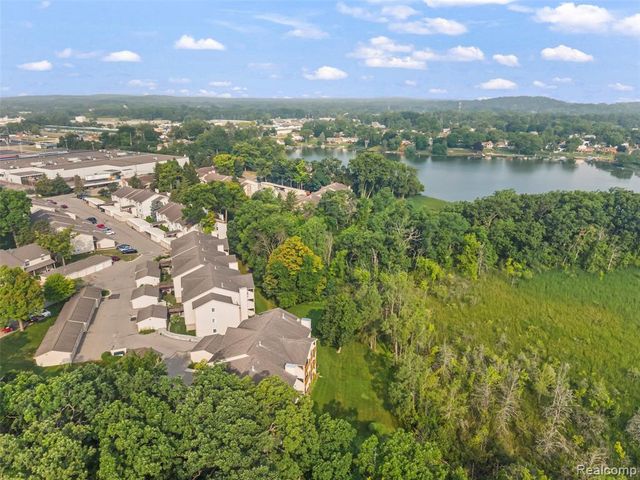 4911 Oak Hill Drive 3, Waterford, MI 48329