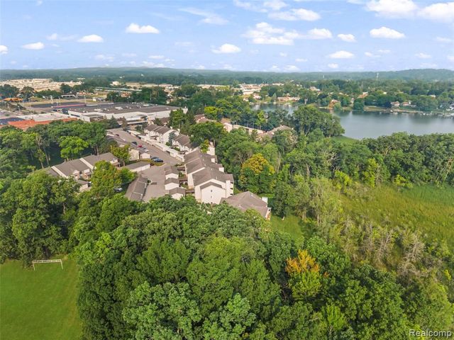 4911 Oak Hill Drive 3, Waterford, MI 48329