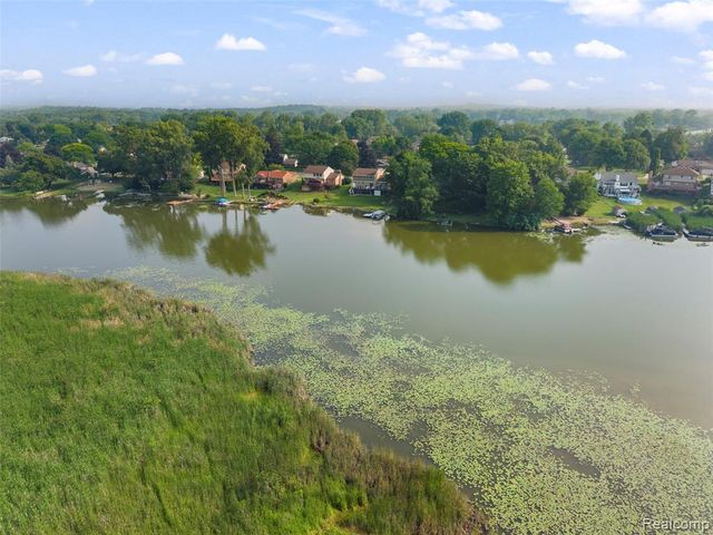 4911 Oak Hill Drive 3, Waterford, MI 48329