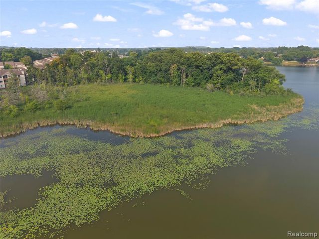 4911 Oak Hill Drive 3, Waterford, MI 48329