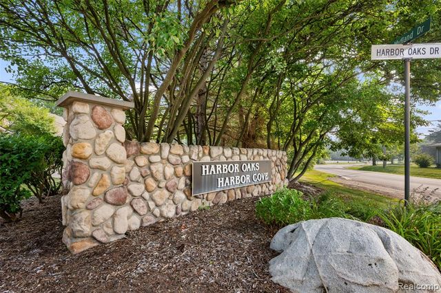 4911 Oak Hill Drive 3, Waterford, MI 48329