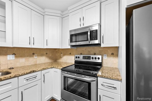 4911 Oak Hill Drive 3, Waterford, MI 48329
