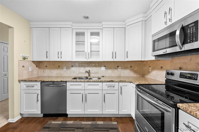 4911 Oak Hill Drive 3, Waterford, MI 48329