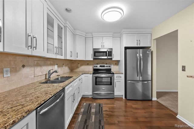 4911 Oak Hill Drive 3, Waterford, MI 48329