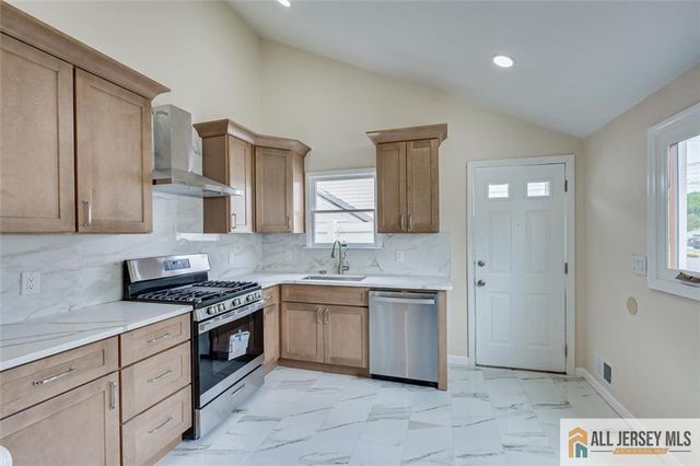 42 Hyde Avenue, Iselin, NJ 08830
