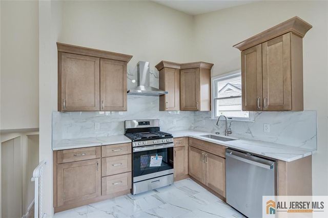 42 Hyde Avenue, Iselin, NJ 08830