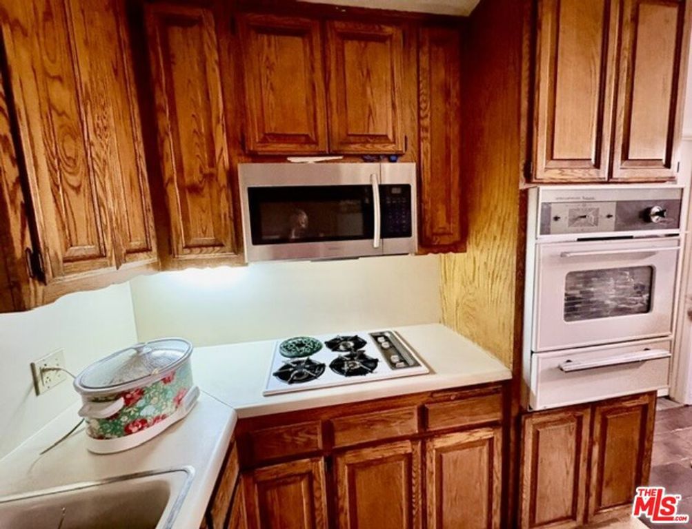 Image 10 of property listing at 26833 Avenue Of The Oaks A, Newhall, CA 91321