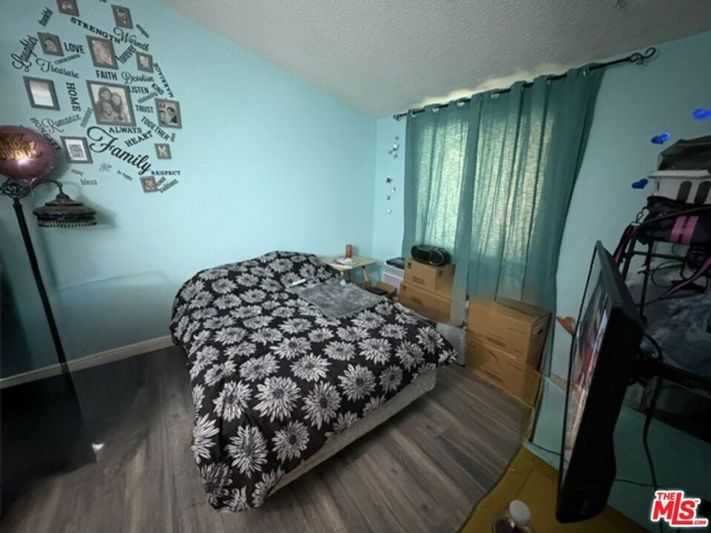 Image 12 of property listing at 26833 Avenue Of The Oaks A, Newhall, CA 91321