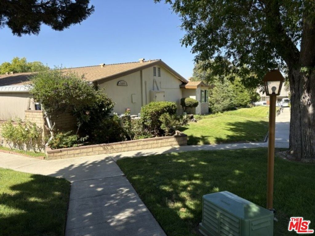 Image 3 of property listing at 26833 Avenue Of The Oaks A, Newhall, CA 91321