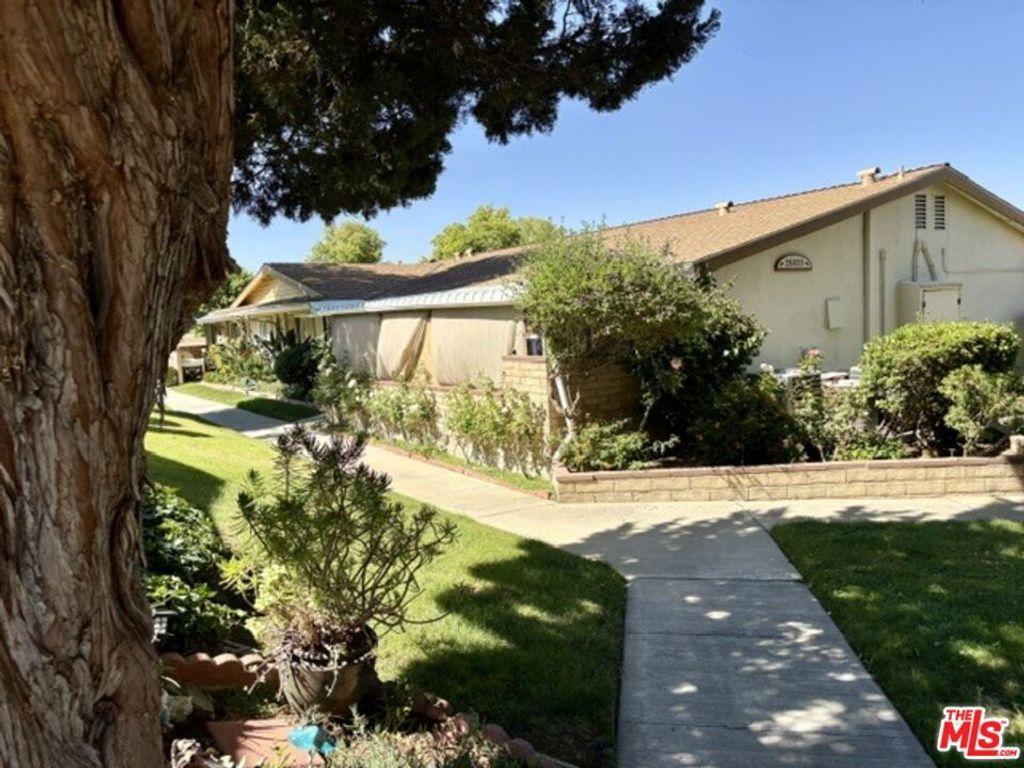 Image 4 of property listing at 26833 Avenue Of The Oaks A, Newhall, CA 91321