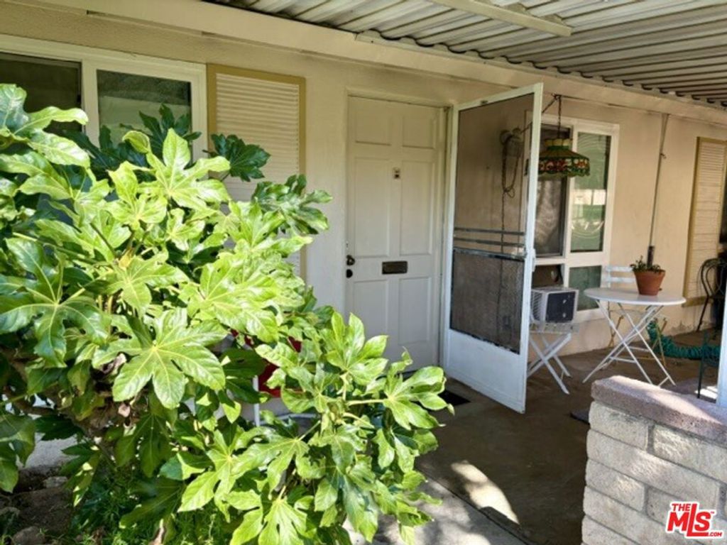Image 5 of property listing at 26833 Avenue Of The Oaks A, Newhall, CA 91321