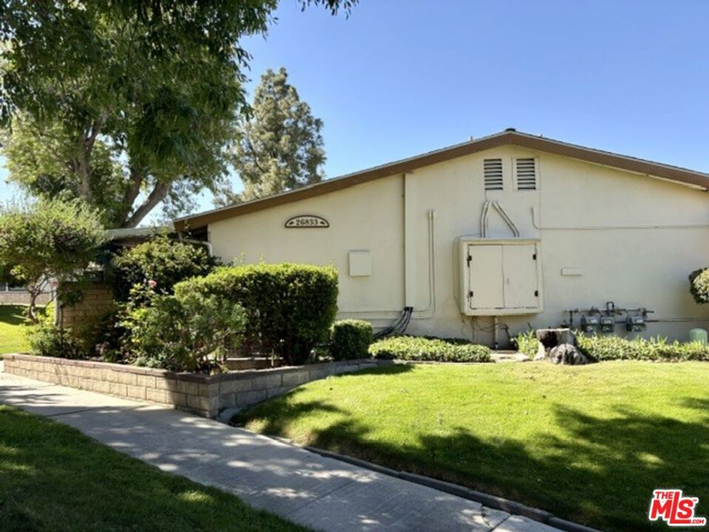 Image 6 of property listing at 26833 Avenue Of The Oaks A, Newhall, CA 91321
