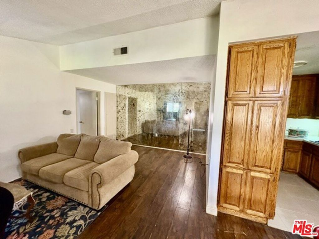 Image 7 of property listing at 26833 Avenue Of The Oaks A, Newhall, CA 91321
