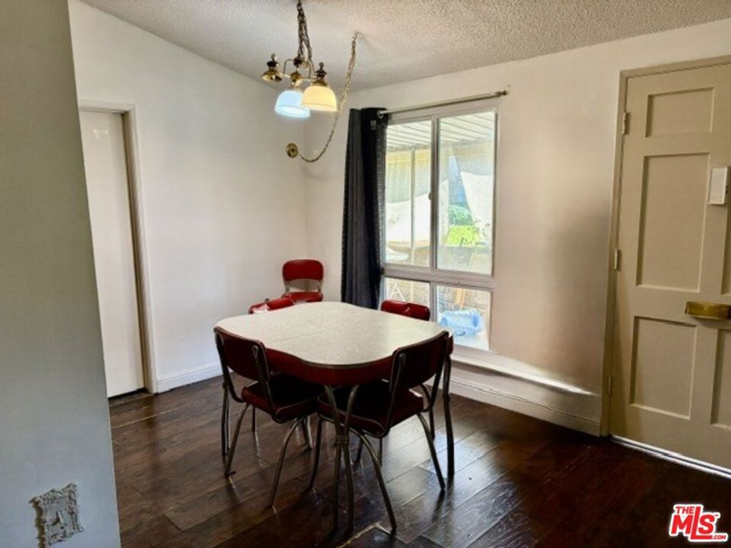 Image 8 of property listing at 26833 Avenue Of The Oaks A, Newhall, CA 91321