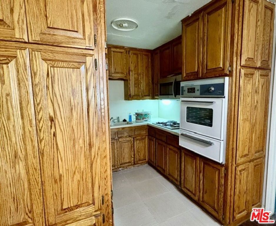 Image 9 of property listing at 26833 Avenue Of The Oaks A, Newhall, CA 91321