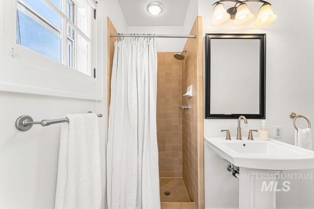 915 N 17th St, Boise, ID 83702