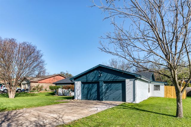 1721 S Timber Court, Benbrook, TX 76126