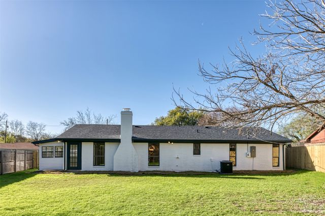 1721 S Timber Court, Benbrook, TX 76126